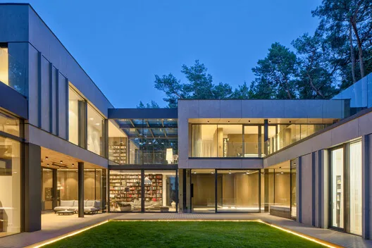 Doğayla Bütünleşen Minimalist Ev: BBB House
