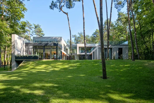 Doğayla Bütünleşen Minimalist Ev: BBB House
