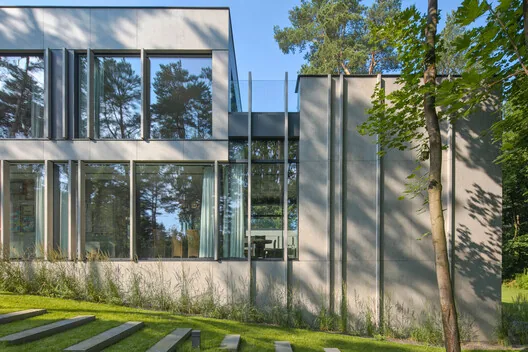 Doğayla Bütünleşen Minimalist Ev: BBB House