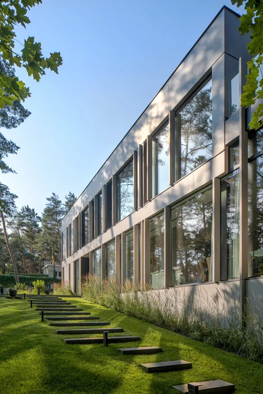 Doğayla Bütünleşen Minimalist Ev: BBB House