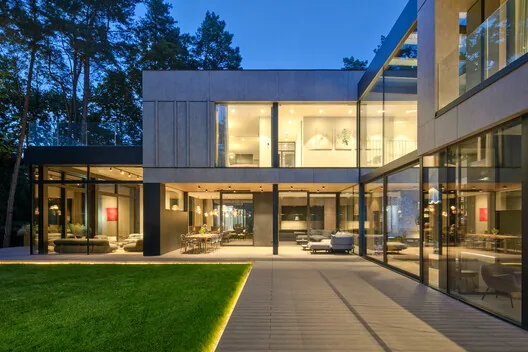 Doğayla Bütünleşen Minimalist Ev: BBB House