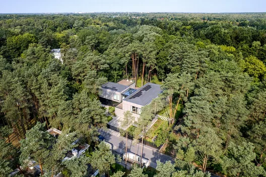 Doğayla Bütünleşen Minimalist Ev: BBB House