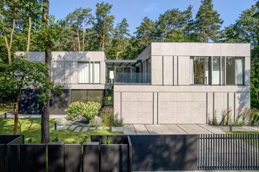 Doğayla Bütünleşen Minimalist Ev: BBB House