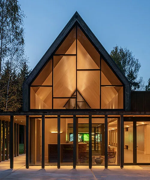 Litvanya Ormanında Üçgen Çatılı Ahşap Kaçış: Sanctum