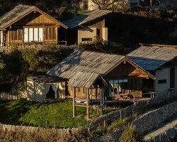 Litvanya Ormanında Üçgen Çatılı Ahşap Kaçış: Sanctum