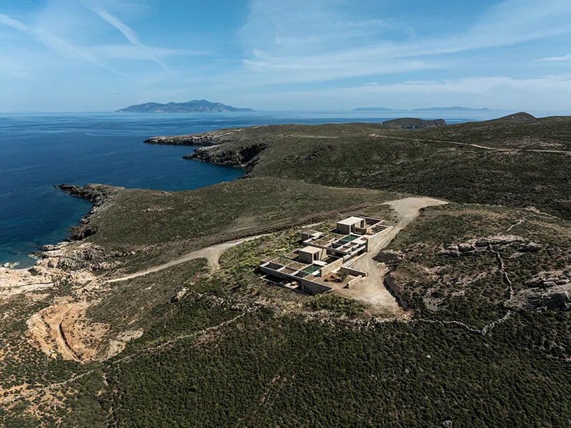 MOLD Architects: Serifos’un Kayalık Yamaçlarına Gömülü Beş Taş İnziva Yeri