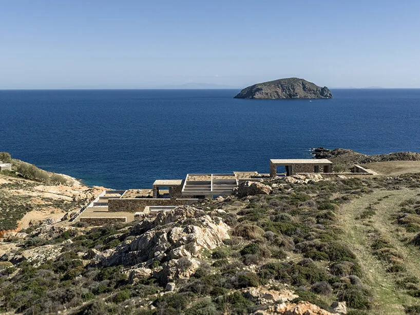 MOLD Architects: Serifos’un Kayalık Yamaçlarına Gömülü Beş Taş İnziva Yeri