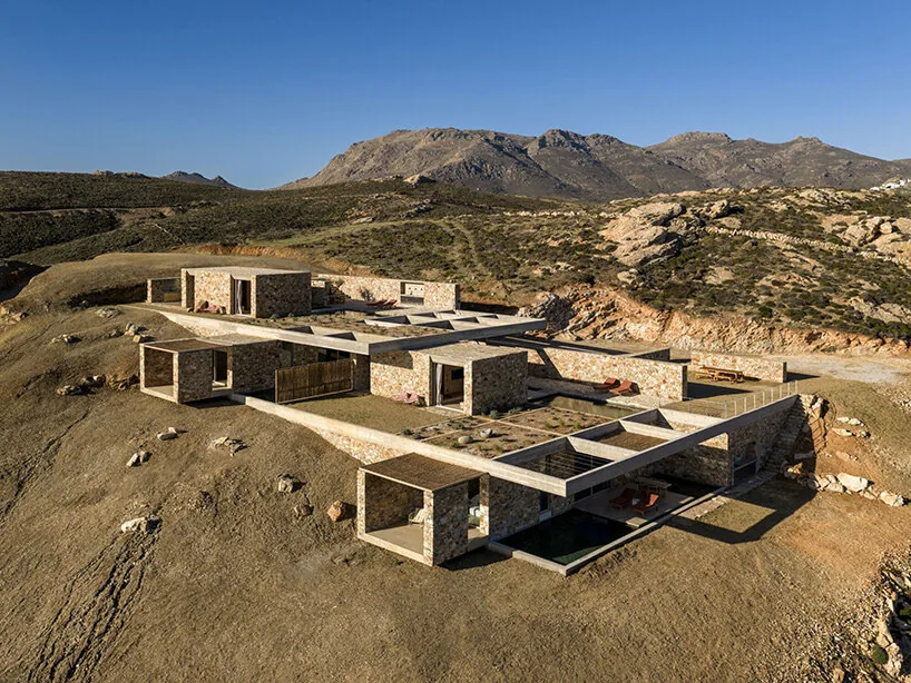 MOLD Architects: Serifos’un Kayalık Yamaçlarına Gömülü Beş Taş İnziva Yeri