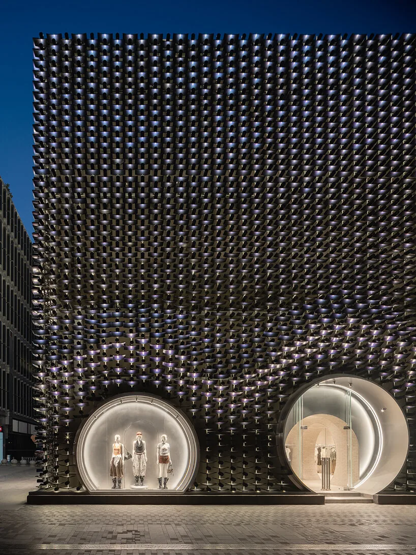 MVRDV, Pekin'de Renk Değiştiren Kiremit Cepheyle Marka ve Geleneği Buluşturuyor