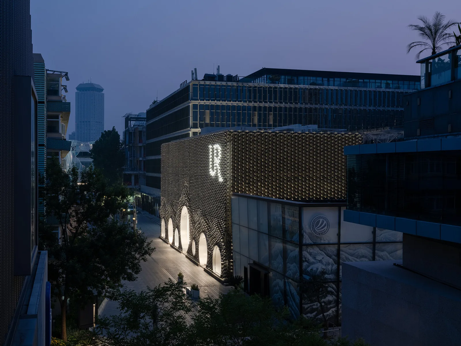 MVRDV, Pekin'de Renk Değiştiren Kiremit Cepheyle Marka ve Geleneği Buluşturuyor