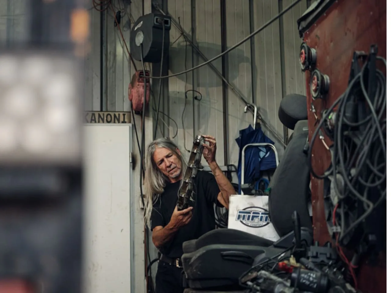 Ölü Motorlardan Doğan Gitarlar: Endüstriyel Tasarımın Ham Sesi
