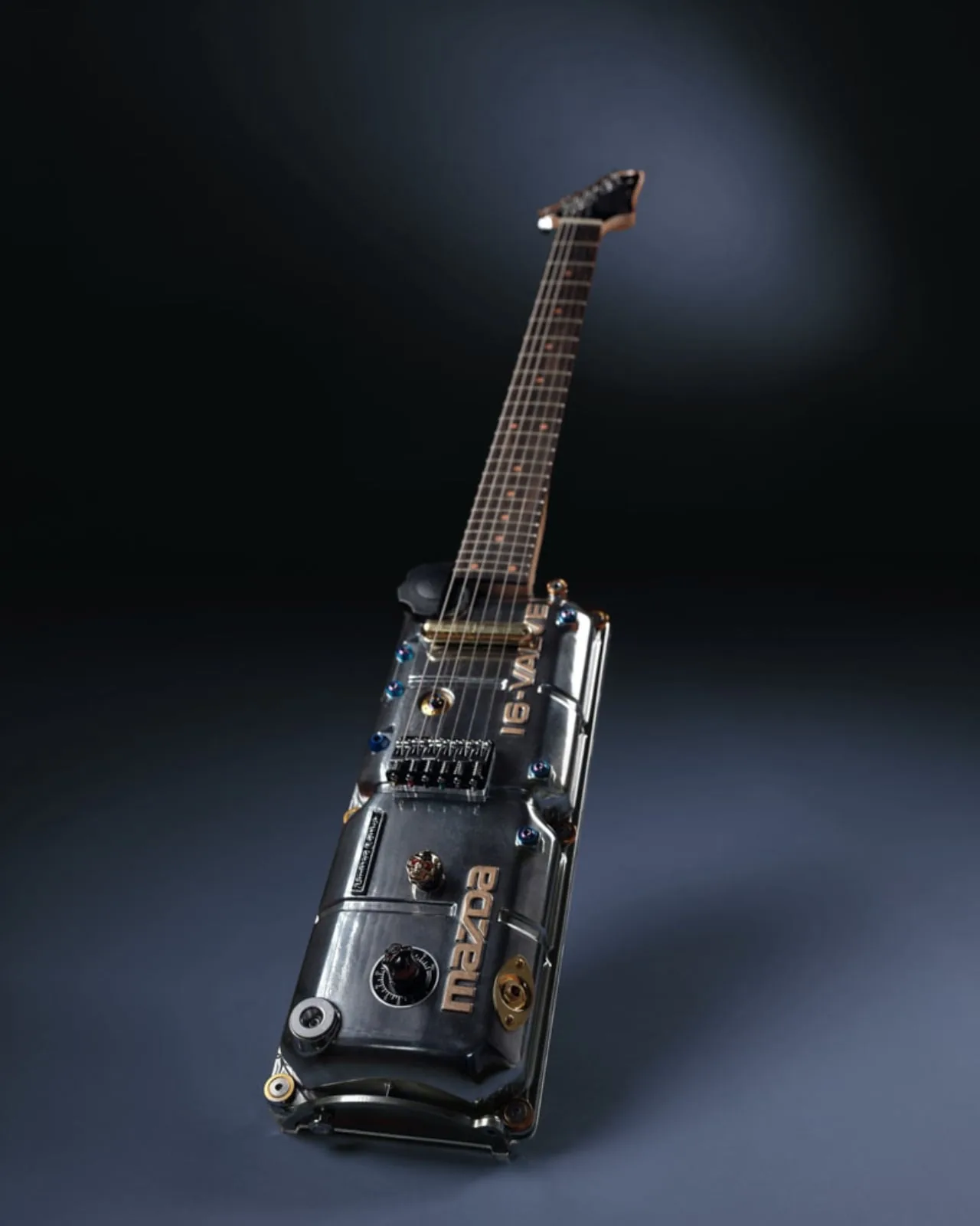 Ölü Motorlardan Doğan Gitarlar: Endüstriyel Tasarımın Ham Sesi