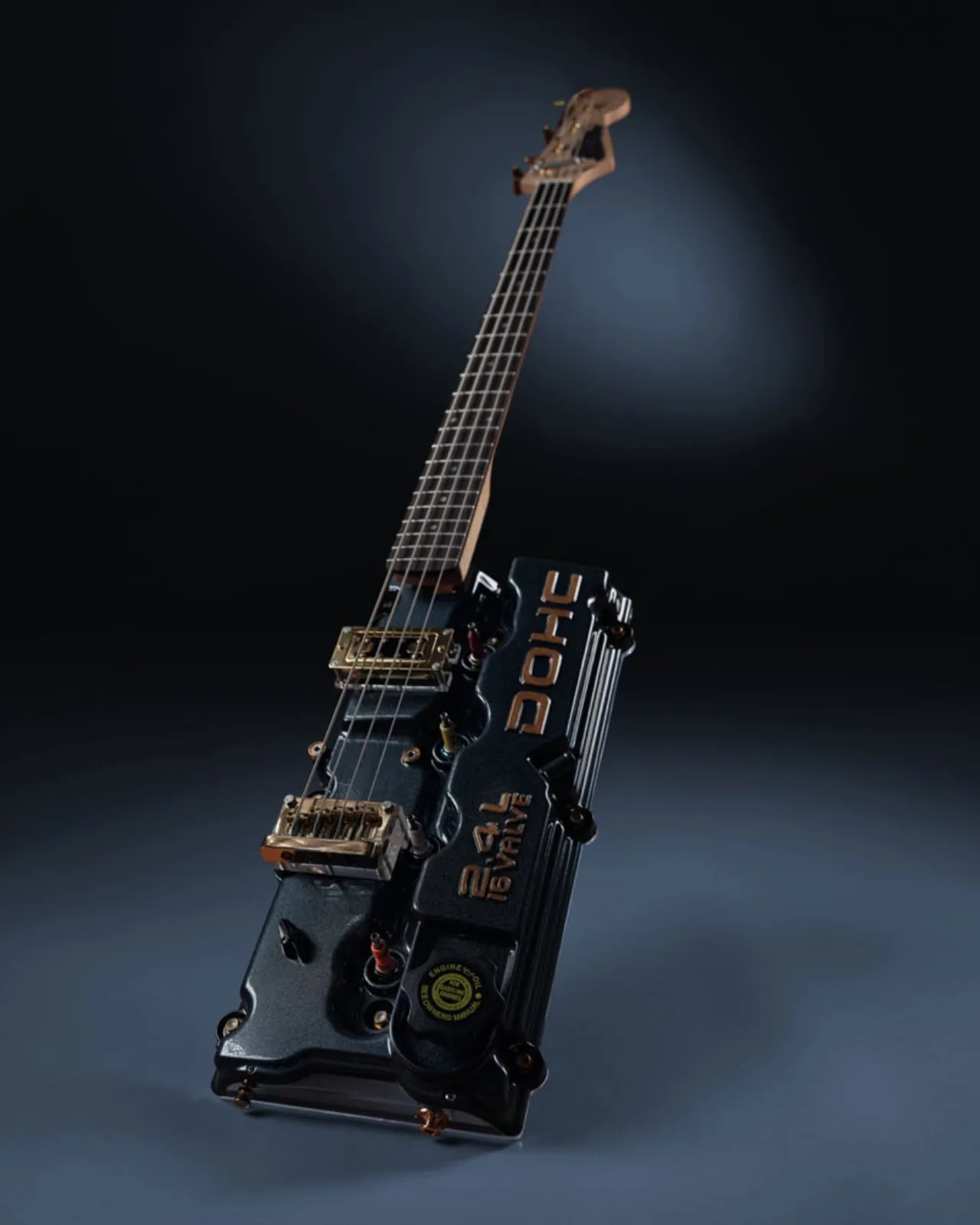 Ölü Motorlardan Doğan Gitarlar: Endüstriyel Tasarımın Ham Sesi
