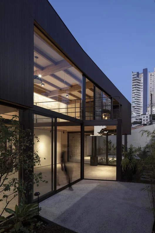 São Paulo'da Prefabrik ve Ahşap ile 225m² Hafif Ev