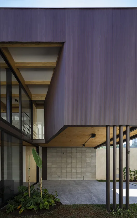 São Paulo'da Prefabrik ve Ahşap ile 225m² Hafif Ev