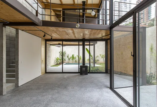 São Paulo’da Prefabrik ve Ahşap ile İnşa Edilmiş 225m² Ev