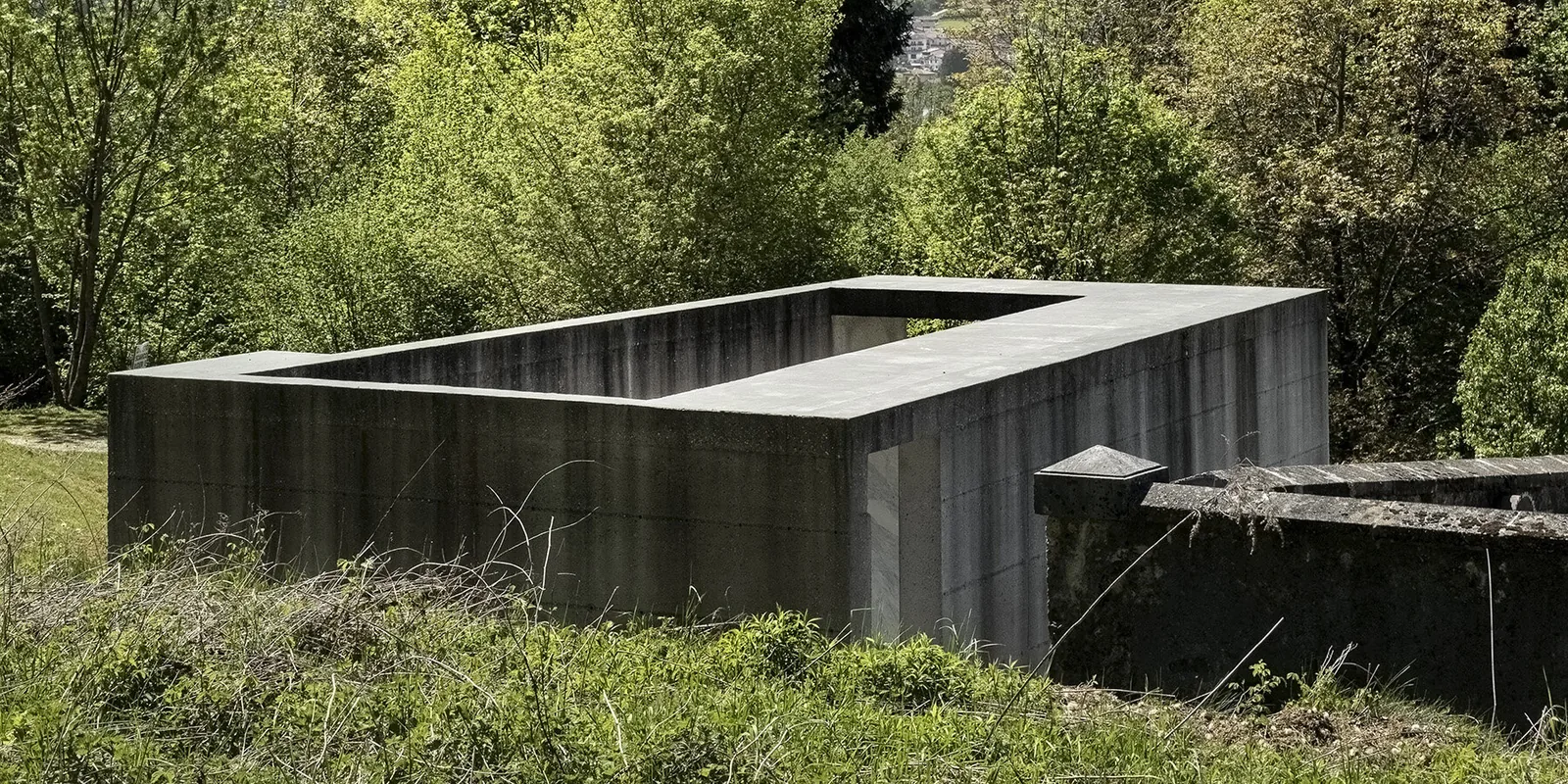 Taş Duvarlar ve Dağ Manzaraları Arasında Üç Mezarlık