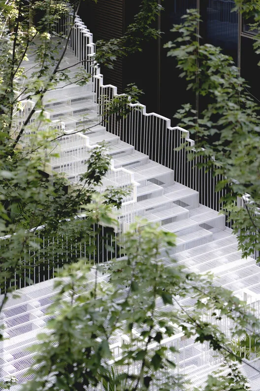 Lacy Steps: Şanghay'da Doğayla Dans Eden Merdiven Tasarımı