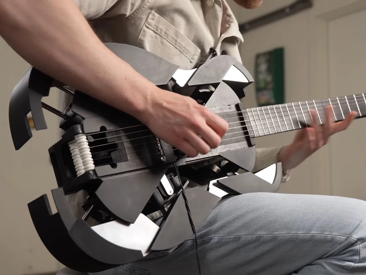 2 Saniyede Elektro Gitara Dönüşen 3D Baskı Ukulele