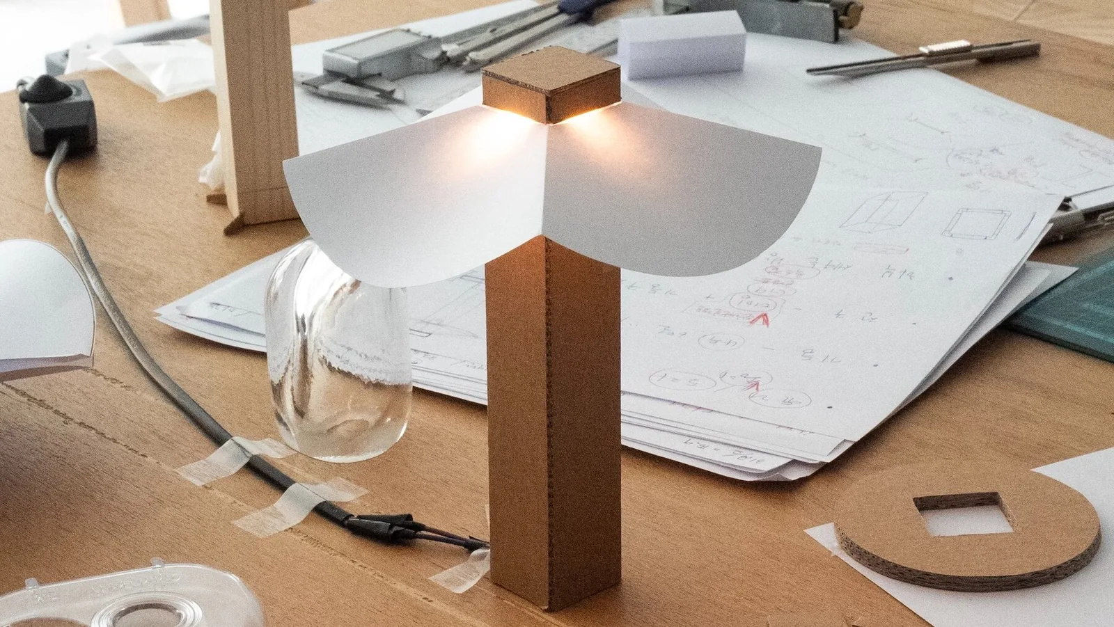 ALIT: Seramik, Ahşap ve Işıkla Kurulan Sessiz Diyalog