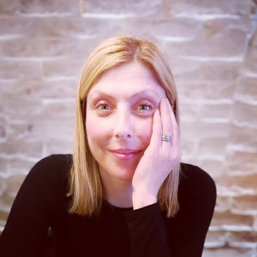 İpliğin Ucunda Mimari: Ali Hillis'in Dikiş Makinesi Sanatı