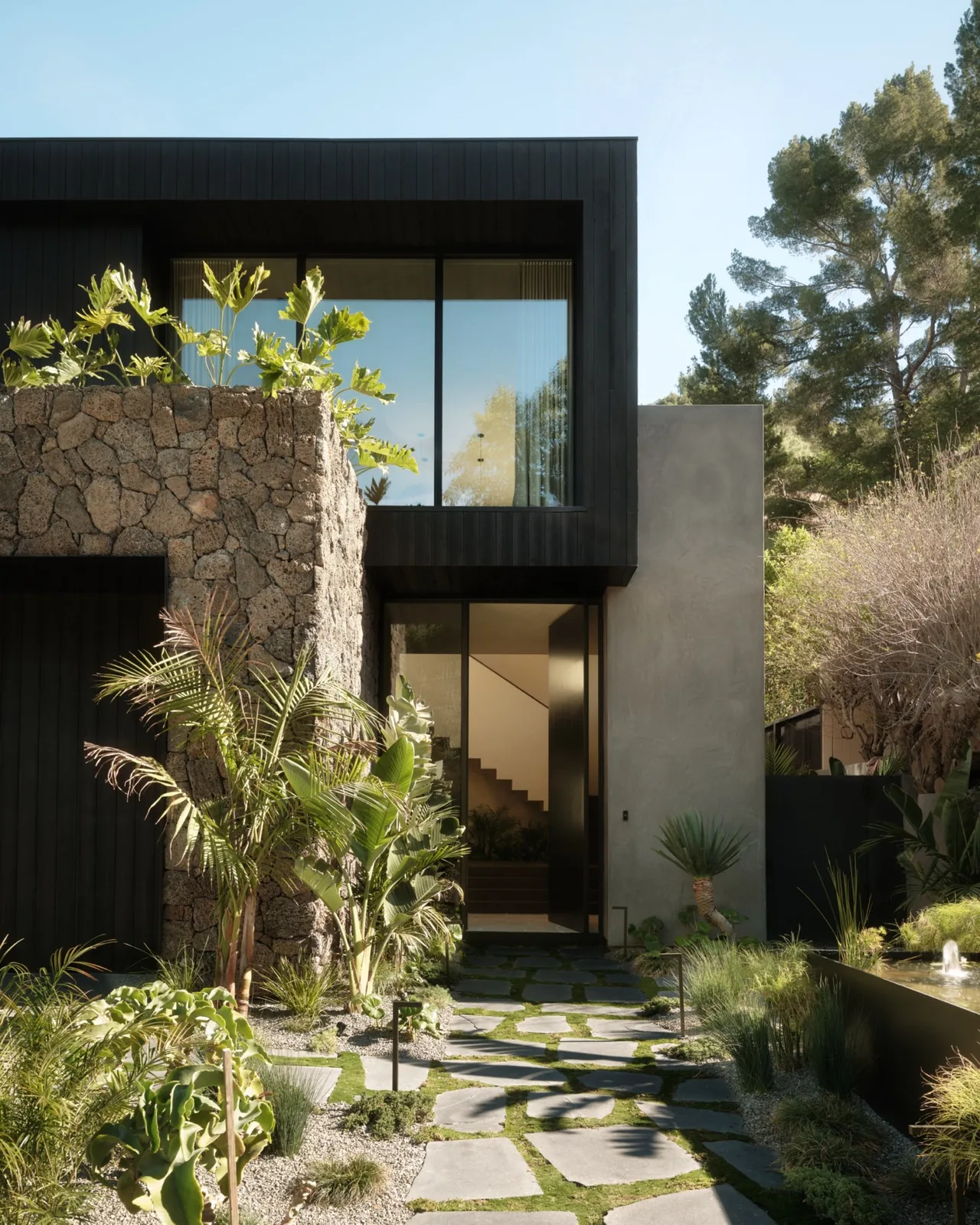 Obsidiyen Ev: Los Angeles'ta Doğanın Mimari Şaheseri