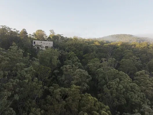 EA House: Uçurum Kenarında Deneysel Bir Aile Evi Tasarımı