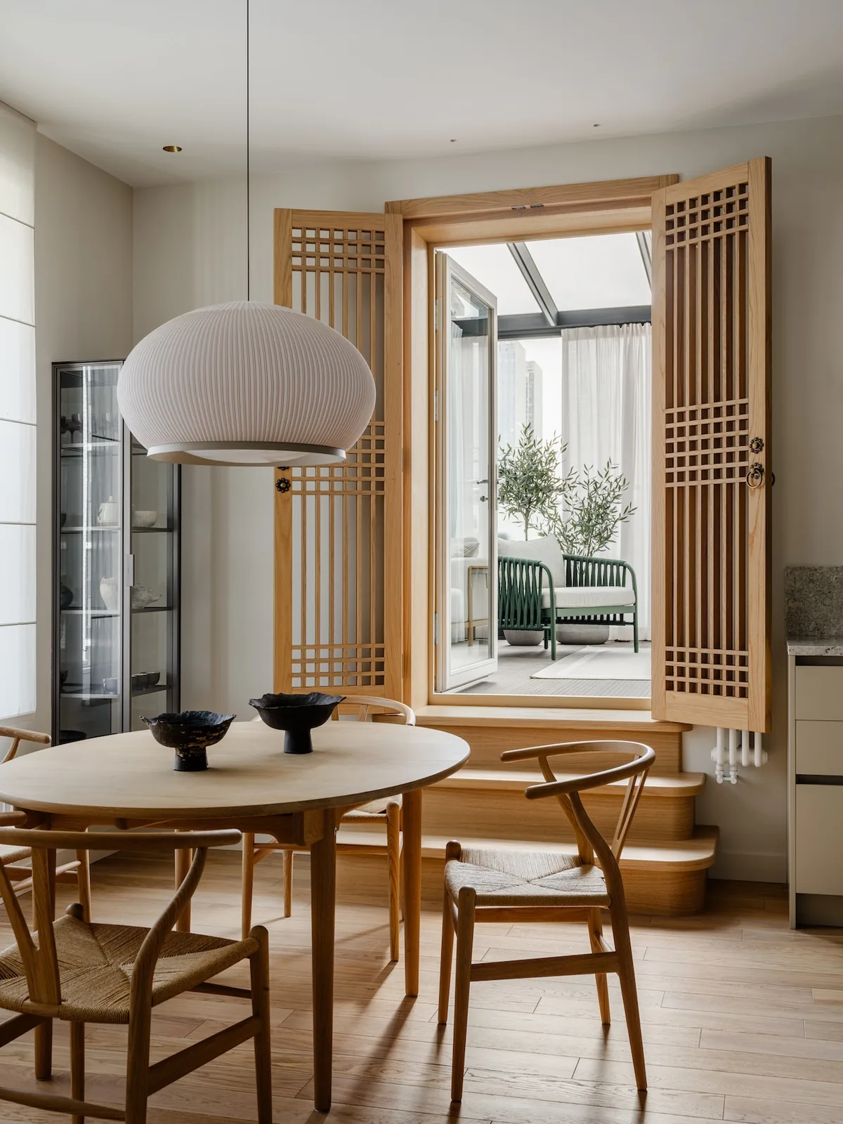 Hanok Esintili Moskova Dairesi: Işık, Esneklik ve Modern Tasarım