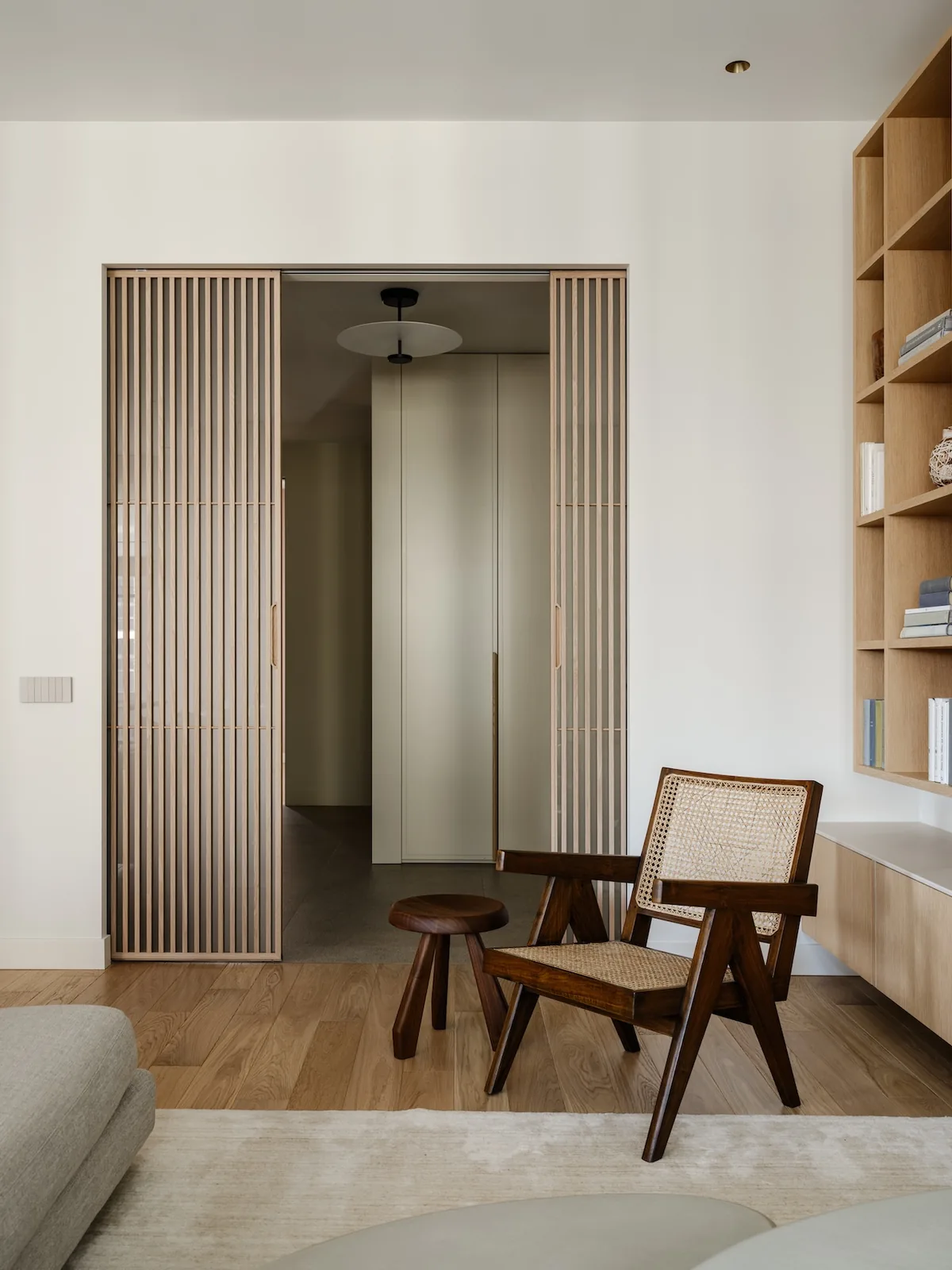 Hanok Esintili Moskova Dairesi: Işık, Esneklik ve Modern Tasarım