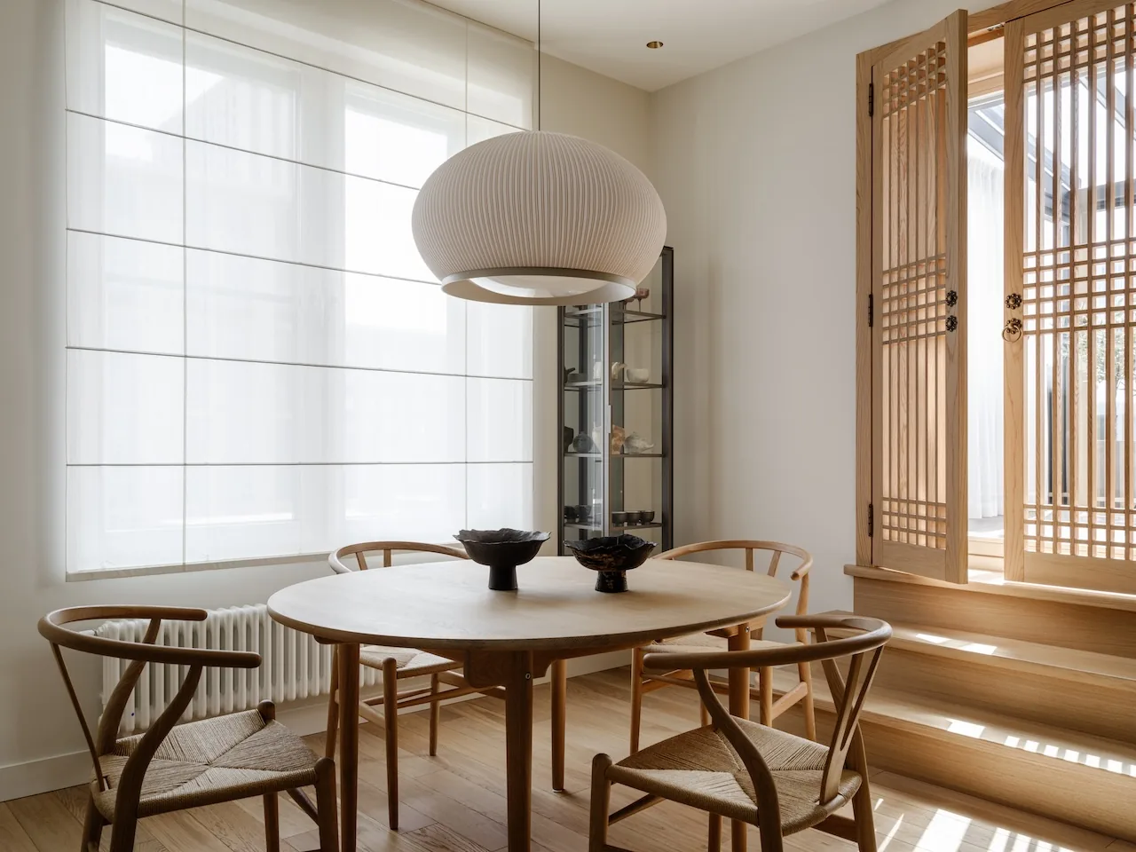 Hanok Esintili Moskova Dairesi: Işık, Esneklik ve Modern Tasarım