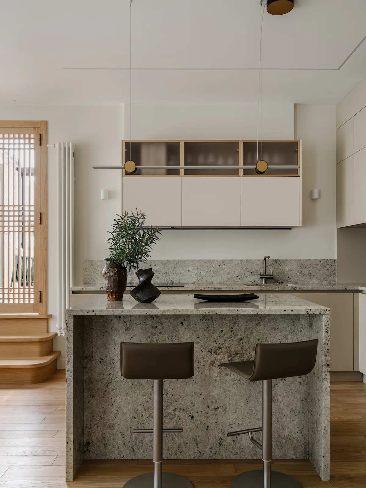 Hanok Esintili Moskova Dairesi: Işık, Esneklik ve Modern Tasarım