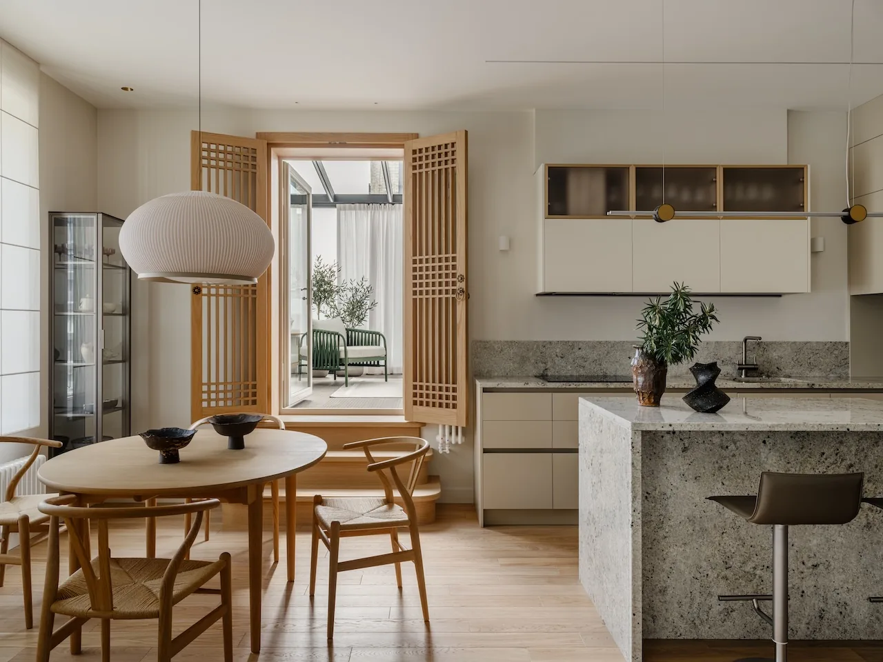 Hanok Esintili Moskova Dairesi: Işık, Esneklik ve Modern Tasarım