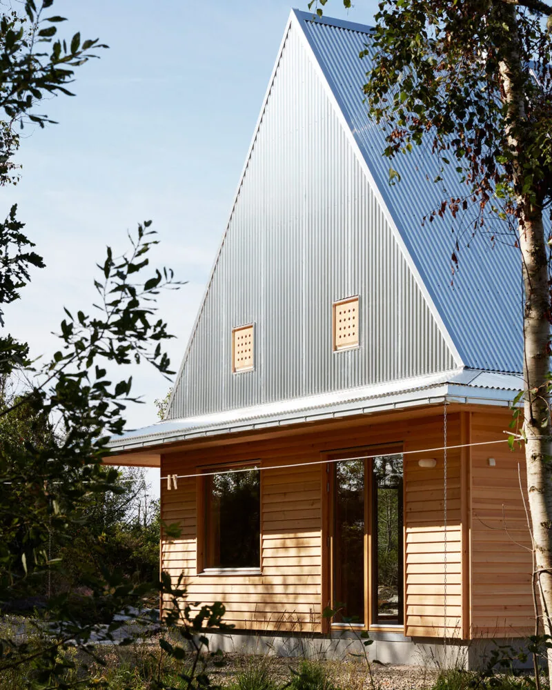 İsveç Kıyısında Kompakt Tatil Evi: Hee House'un Akıllı Tasarımı