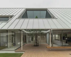 İsveç Kıyısında Kompakt Tatil Evi: Hee House'un Akıllı Tasarımı