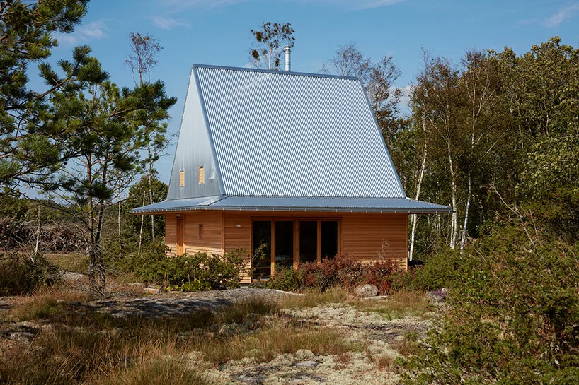 İsveç Kıyısında Kompakt Bir Tatil Evi: Hee House