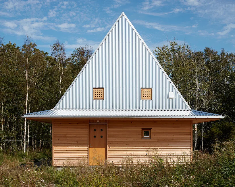 İsveç Kıyısında Kompakt Tatil Evi: Hee House'un Akıllı Tasarımı
