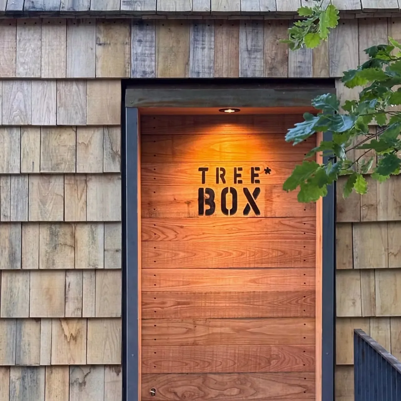 İtalya Alpleri'nde Ahır İlhamlı Ağaç Ev: TreeBOX Deneyimi
