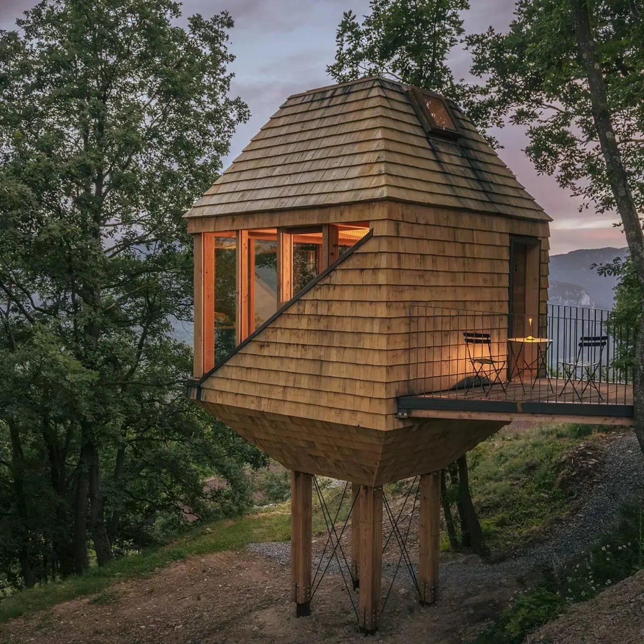 İtalya Alpleri'nde Ahır İlhamlı Ağaç Ev: TreeBOX Deneyimi
