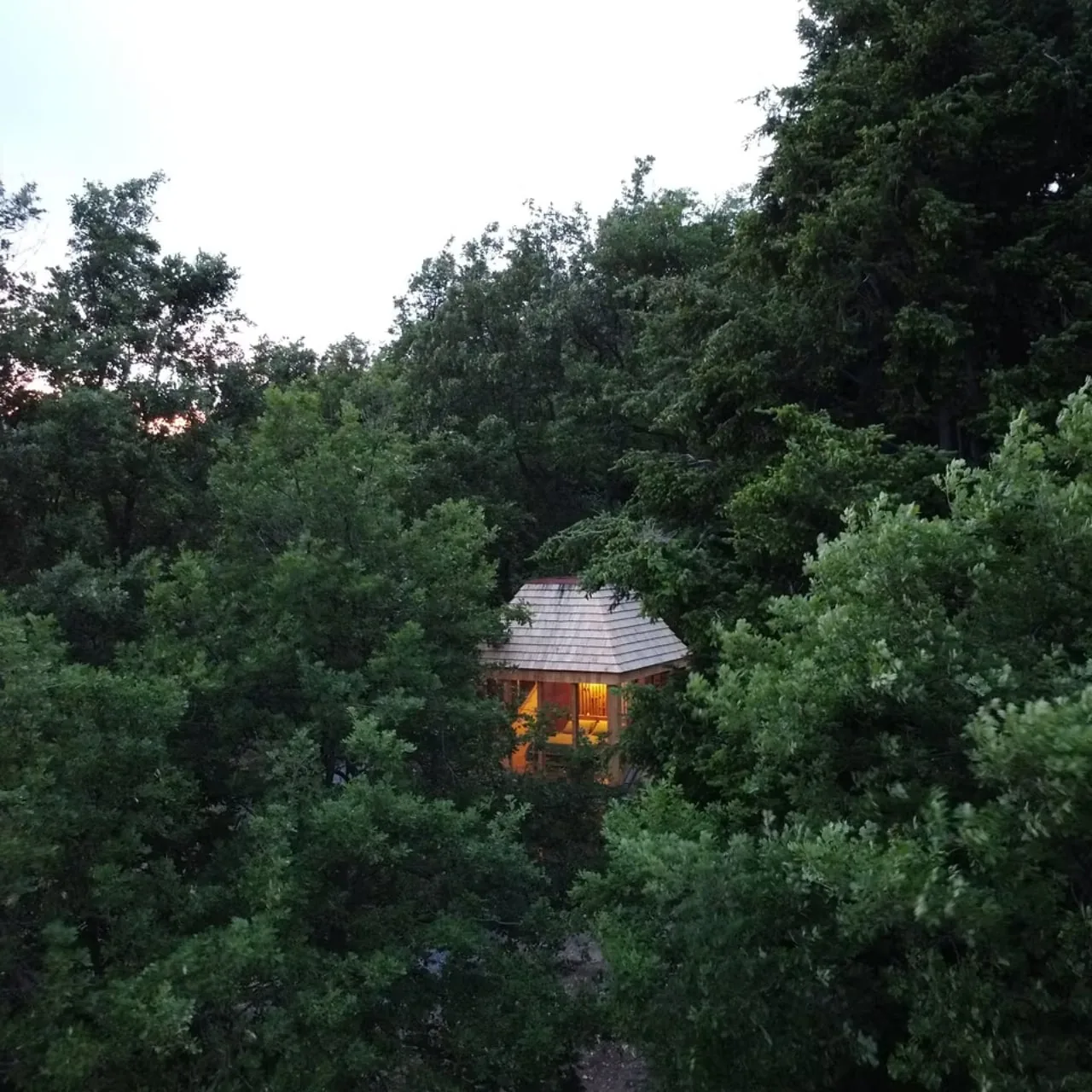 İtalya Alpleri'nde Ahır İlhamlı Ağaç Ev: TreeBOX Deneyimi
