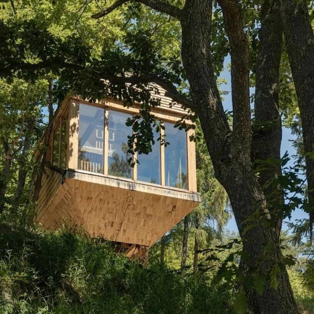 İtalya Alpleri’nde Ahır İlhamlı Ağaç Ev: TreeBOX