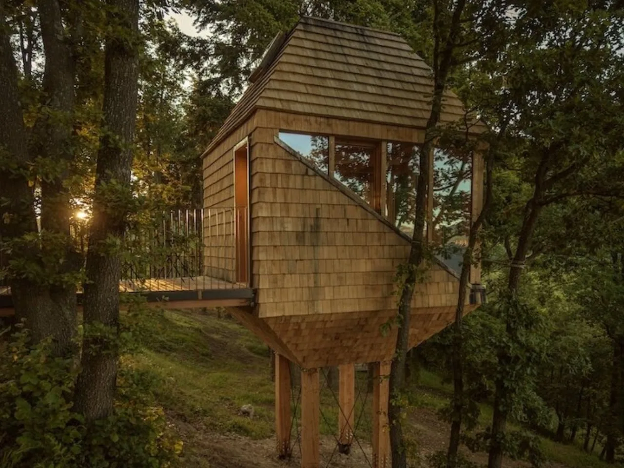 İtalya Alpleri’nde Ahır İlhamlı Ağaç Ev: TreeBOX