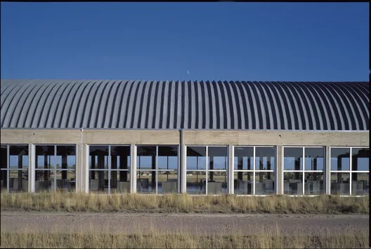 Judd'ın Marfa'daki Tarihi Topçu Hangarları Yeniden Hayat Buluyor