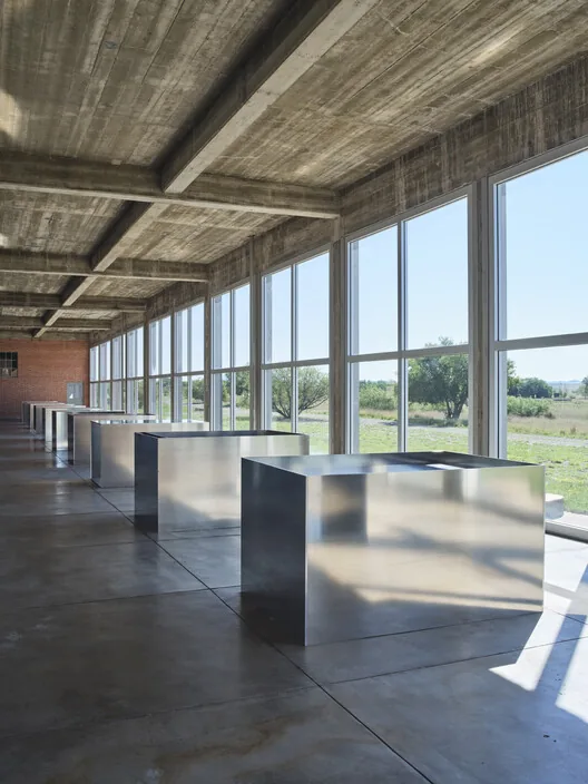 Judd'ın Marfa'daki Tarihi Topçu Hangarları Yeniden Hayat Buluyor