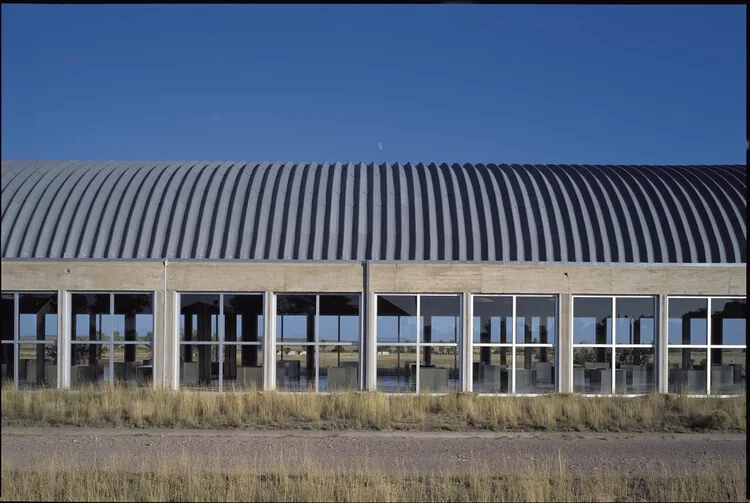 Judd'ın Marfa'daki Tarihi Topçu Hangarları Yeniden Hayat Buluyor