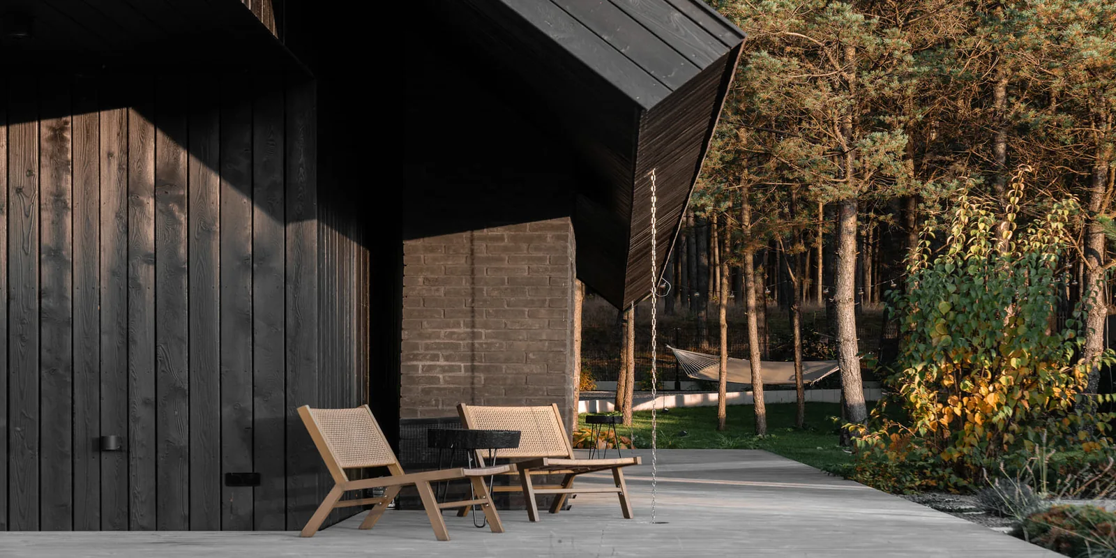 Karanlık Ahşap ve Doğayla İç İçe: Polonya’da Modern Barn