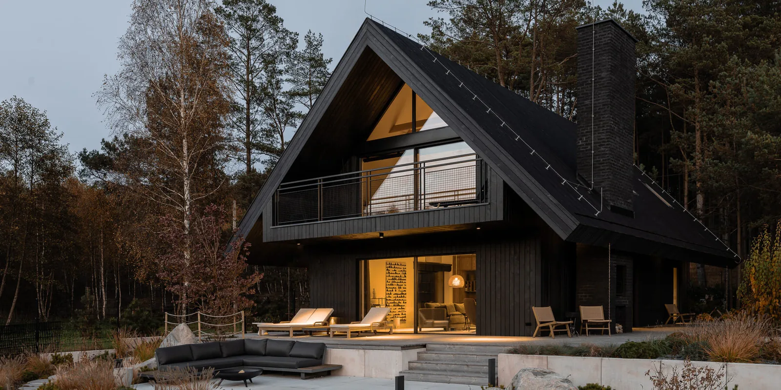 Karanlık Ahşap ve Doğayla İç İçe: Polonya’da Modern Barn