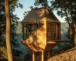 Karanlık Ahşap Barn: Polonya'da Ormanla Bütünleşen Ev