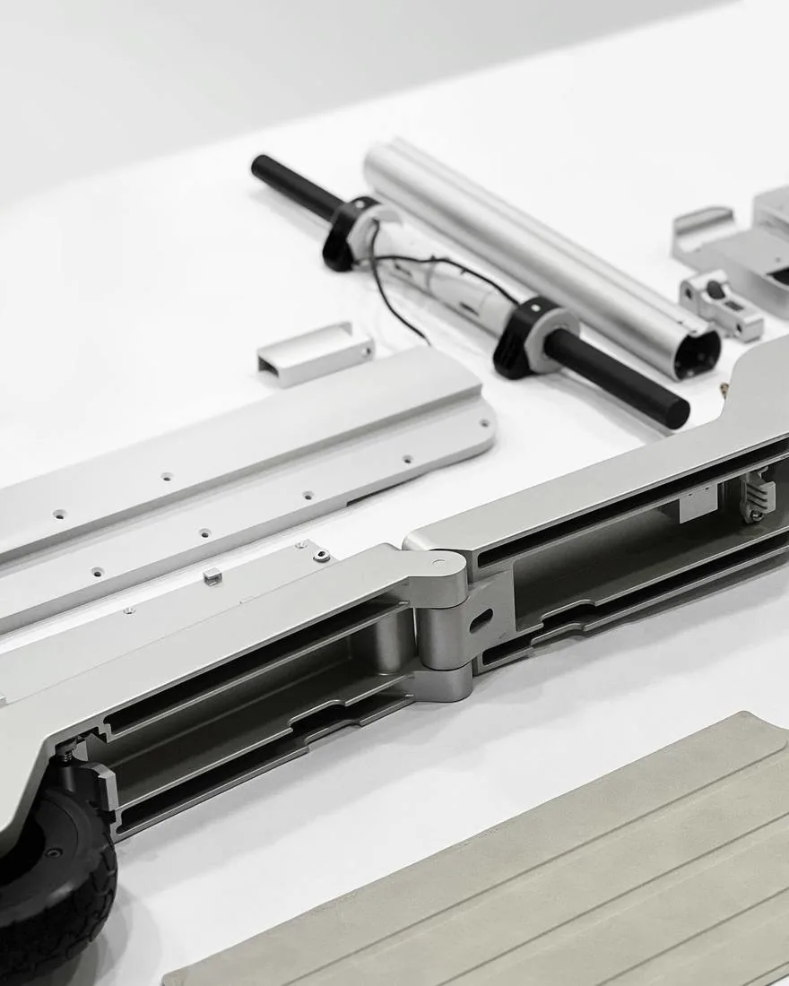 Katlanabilir Scooter'da Kompakt Devrim: Second White