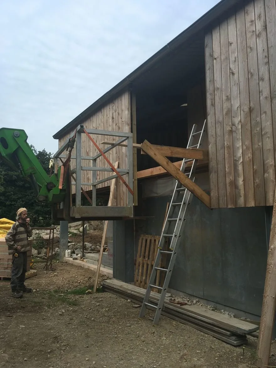 Art Barn'ın Mimari Hünerleri: Kaybolan Balkon ve Dönen Pencere