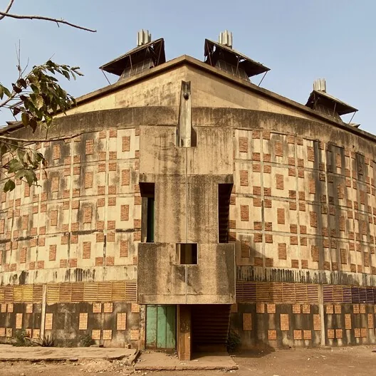 Maison du Peuple: Brutalizmi Ulus İnşasına Dönüştürmek